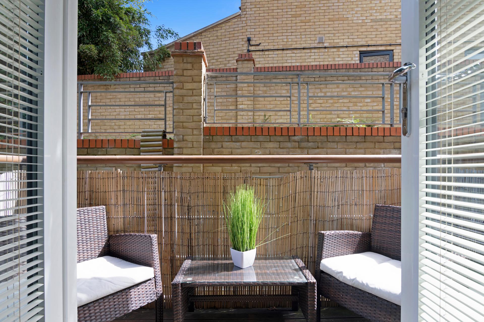 Contemporary 2-Bed Apt with En Suite, Free Parking & a Balcony | On Site Stays Greenhithe4