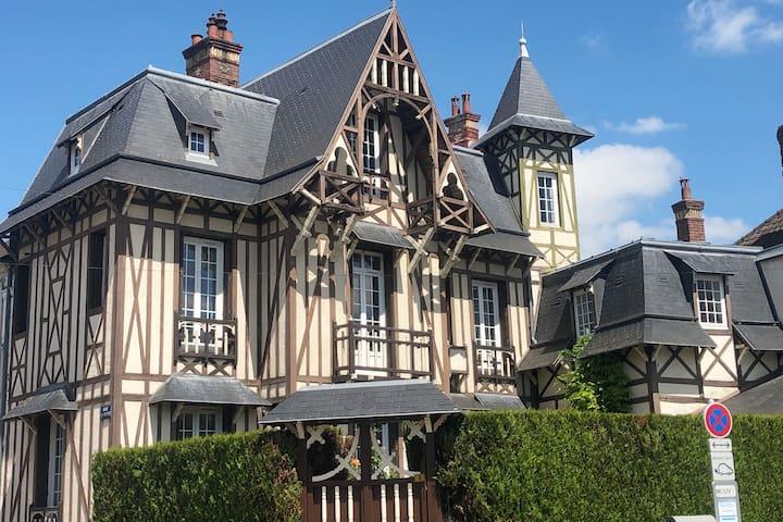 MANOR HOUSE, across station to Paris in under 1h !