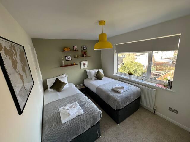 Charming 2-BR House offering WIFI, Parking and a Garden | On Site Stays Welling2