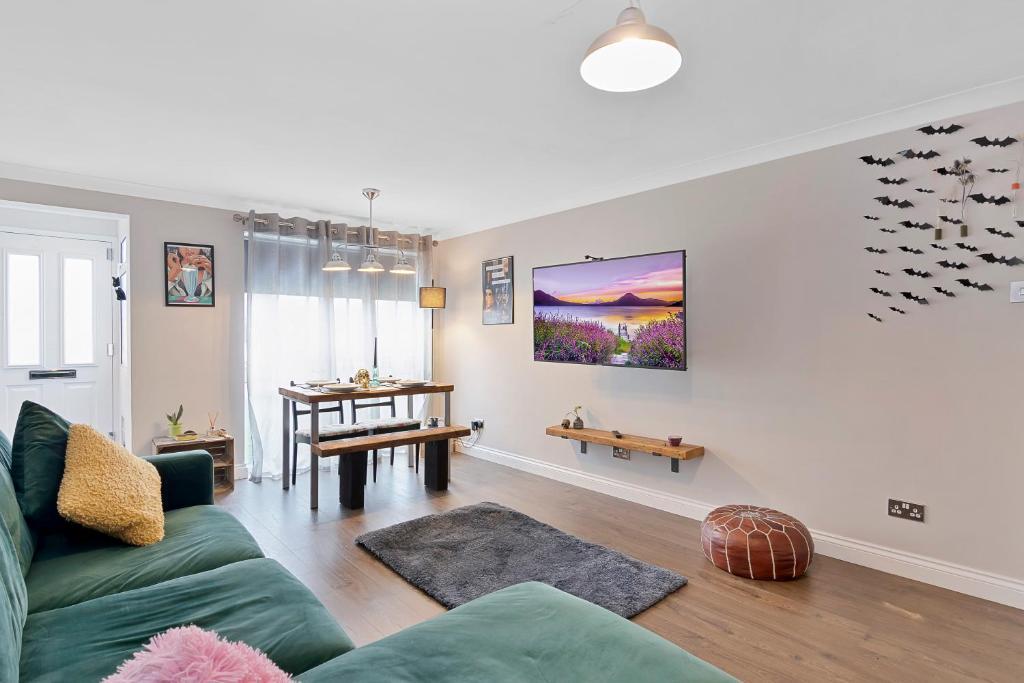 Charming 2-BR House offering WIFI, Parking and a Garden | On Site Stays Welling4