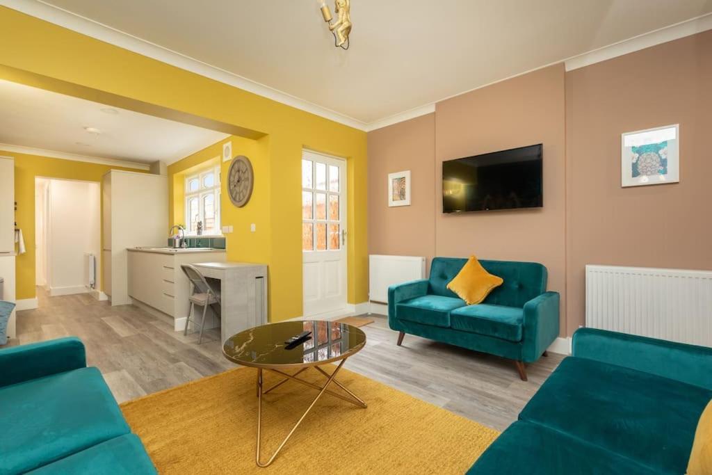 Stylish 4-BR House with Beautiful Outdoor Space | On Site Stays Dartford4