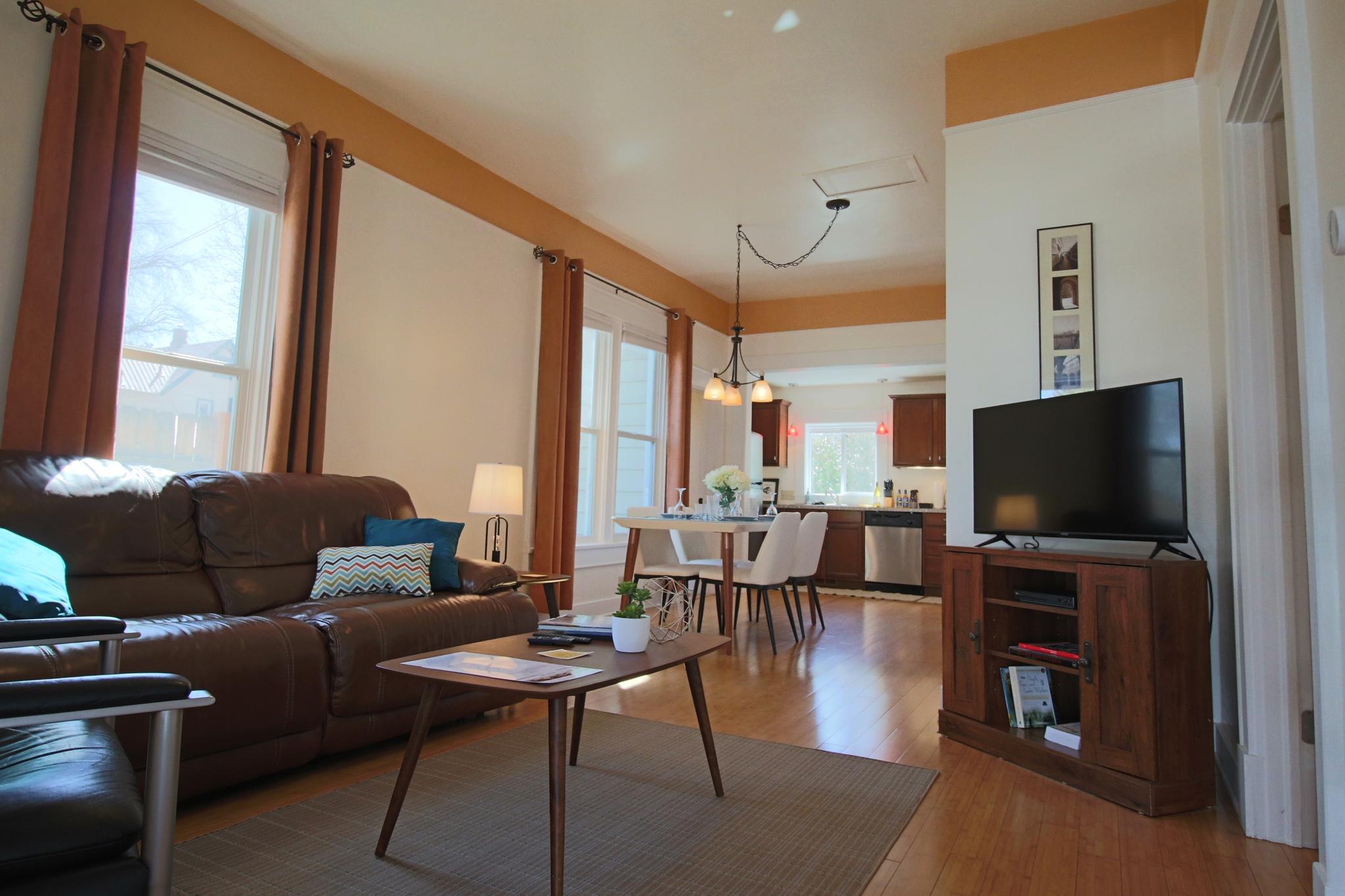 *Hip & Homey Abode* 1 Block to Eateries & Coffee