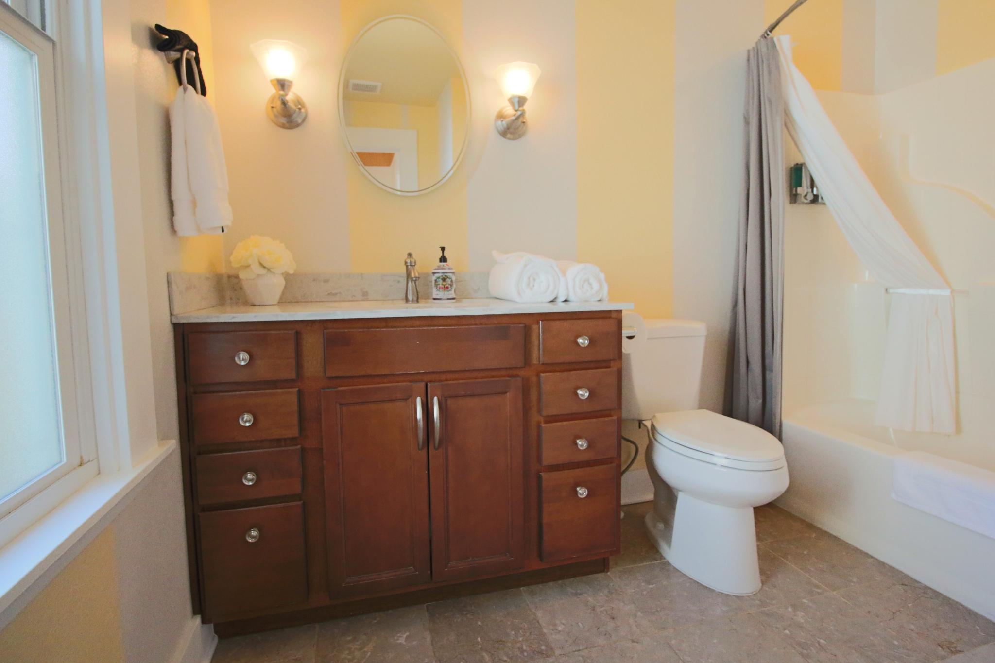 *Hip & Homey Abode* 1 Block to Eateries & Coffee6