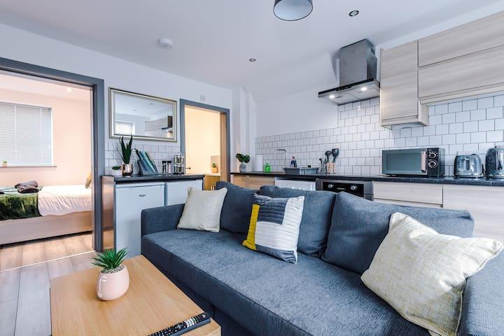 Elegant & Comfortable 1-BR Flat by Amazing Spaces Relocations Ltd.