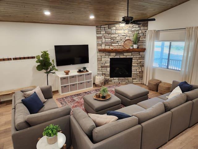 Cabin #3 Family Friendly, Basketball, Sleeps 16