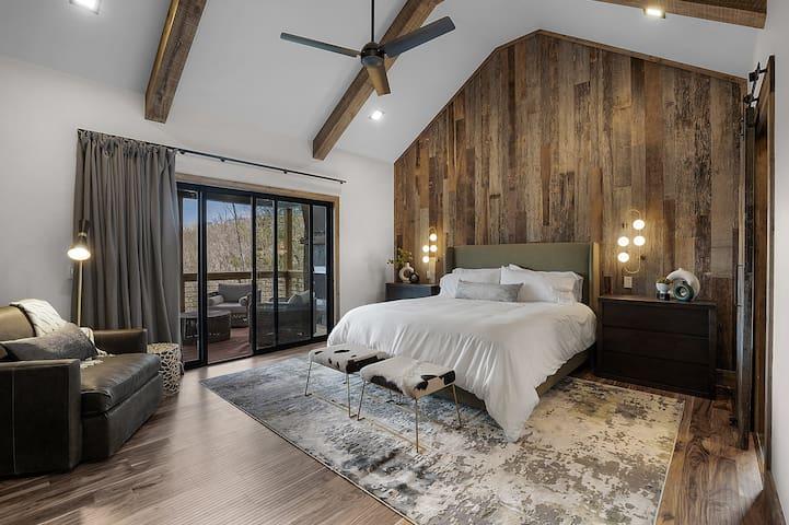 NEW Luxe Cabin w/ 4 Fireplaces, Sonos, EV charger