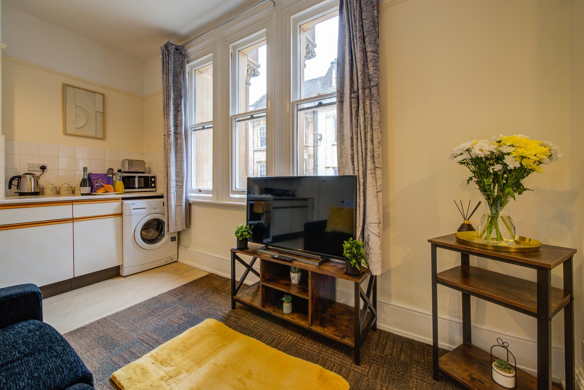 Studio Contractor Friendly Apartment5