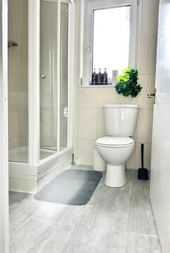 Elegant 4 Bed House with Garden and Parking6