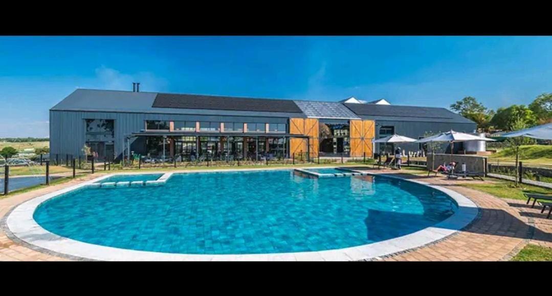 1 bedroom Luxurious Apartment in Sandton6