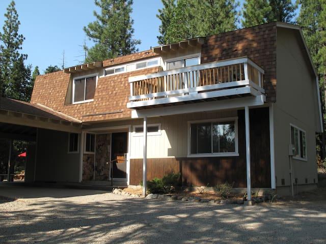 Feather Oaks: Quiet house in the forest