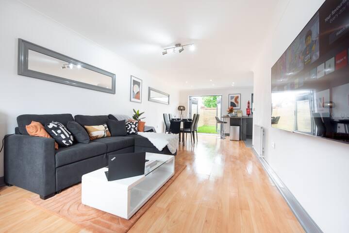 Colchester 3 Bedroom House, 2 Parking Spaces +WiFi