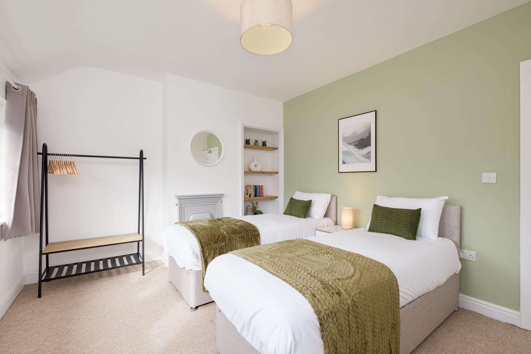 Business & Family Long Stays-4Bed-2Bath-Parking4