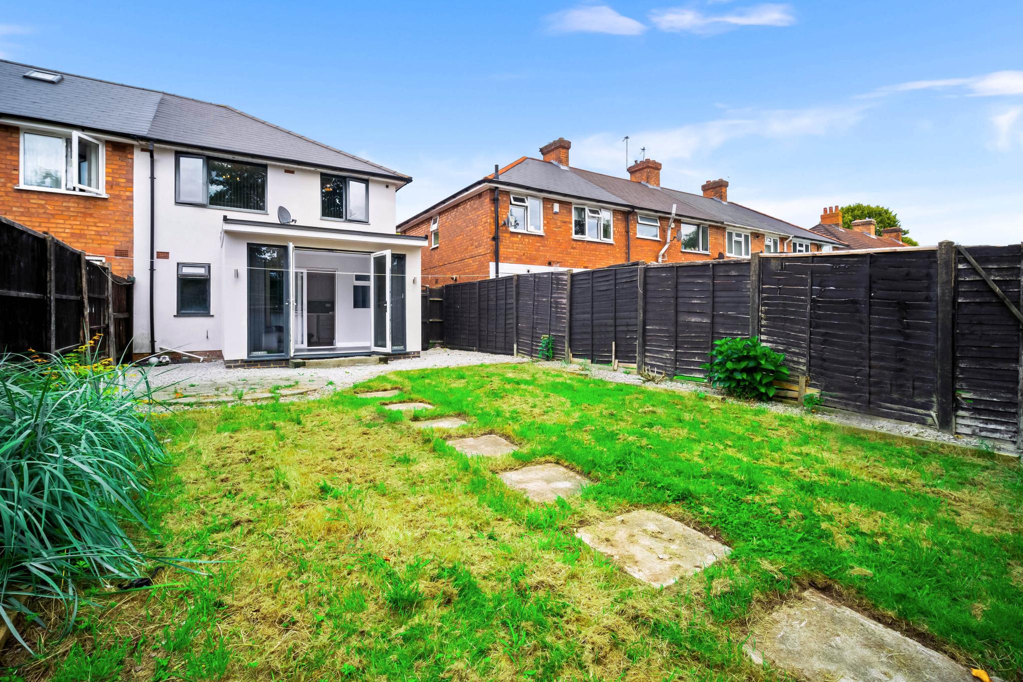 3 Bedroom Luxury Home with Free Drive Parking3