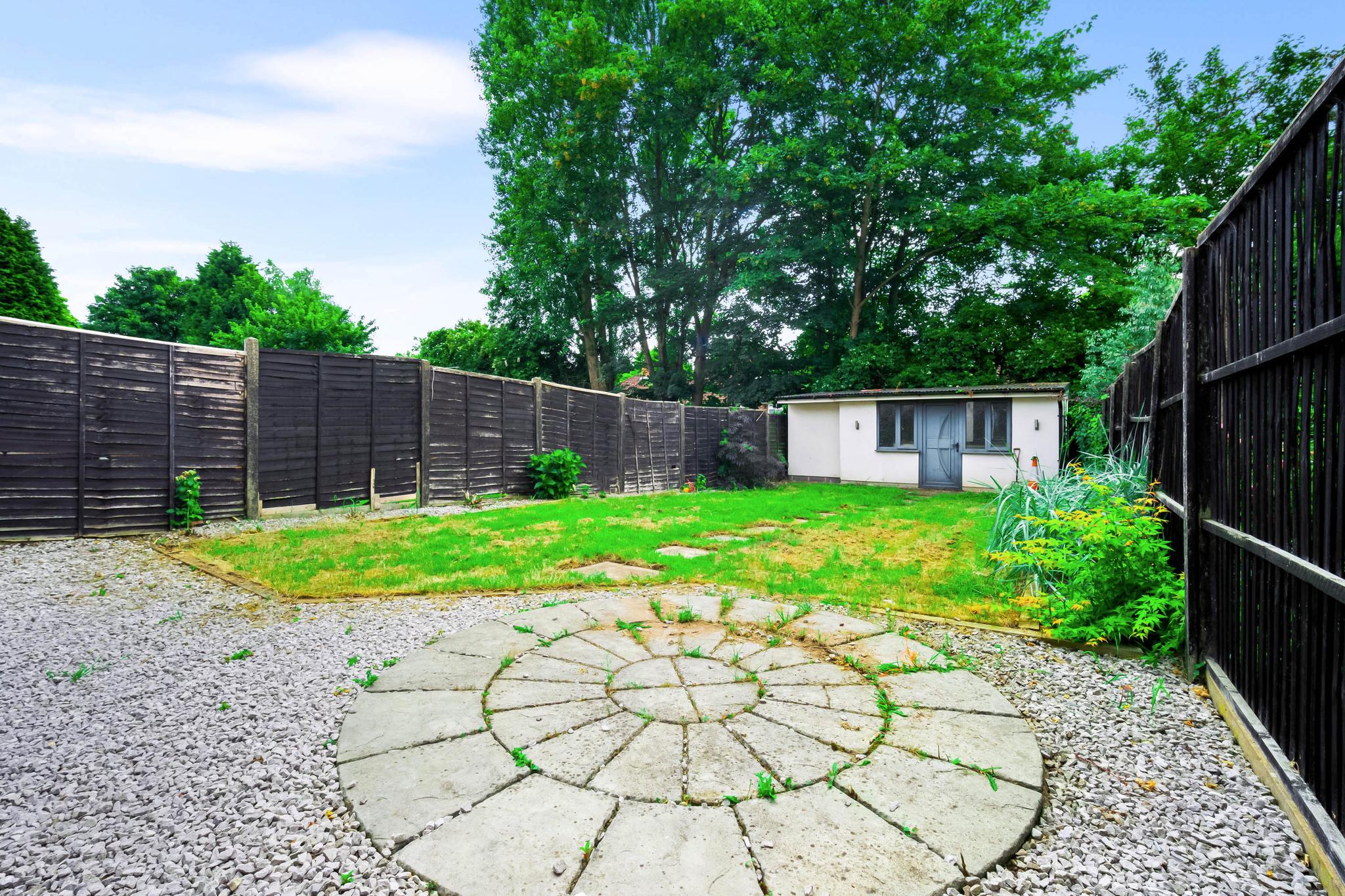 3 Bedroom Luxury Home with Free Drive Parking2