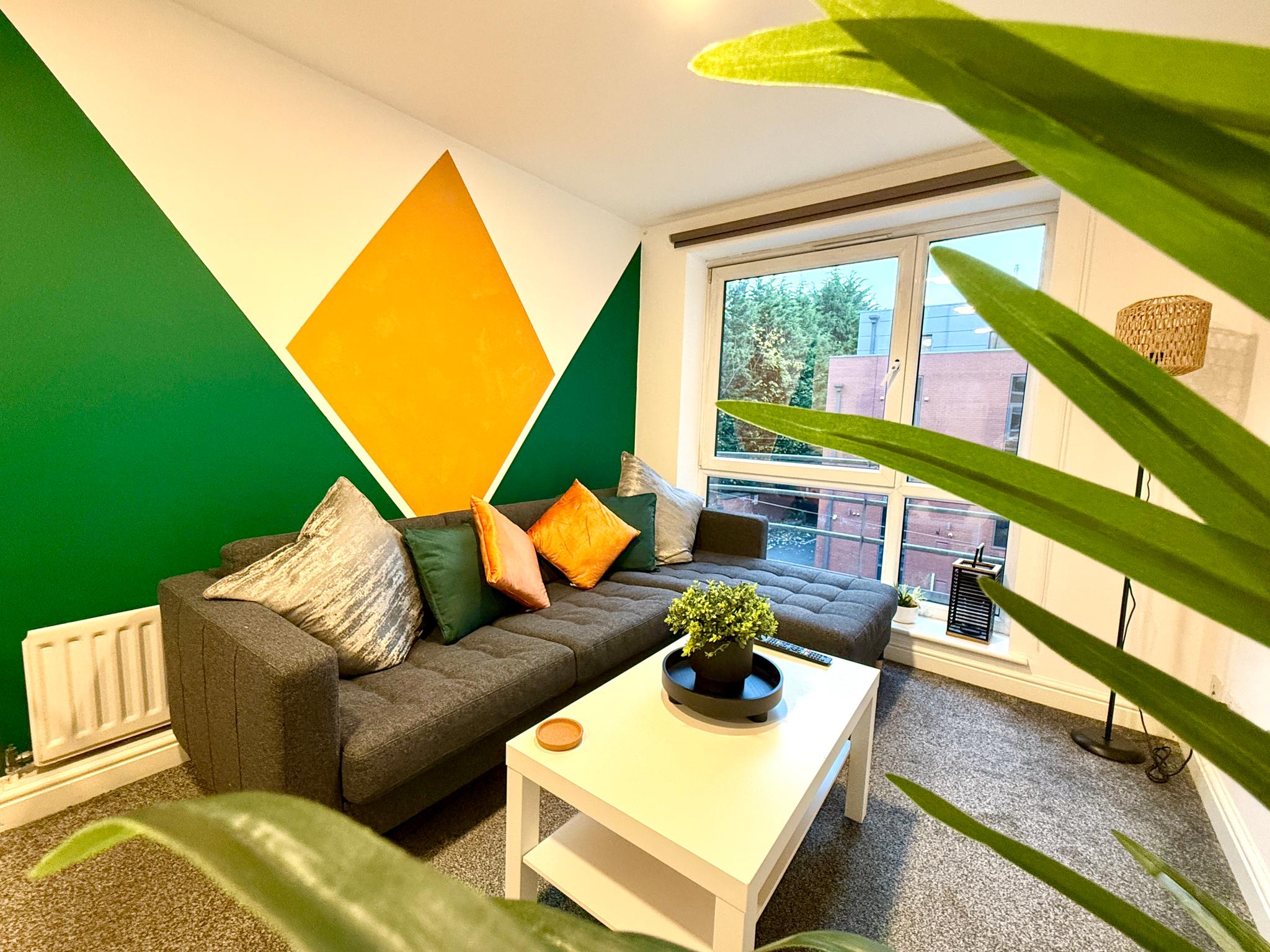 Comfortable 2 Bed Flat Free Private Parking