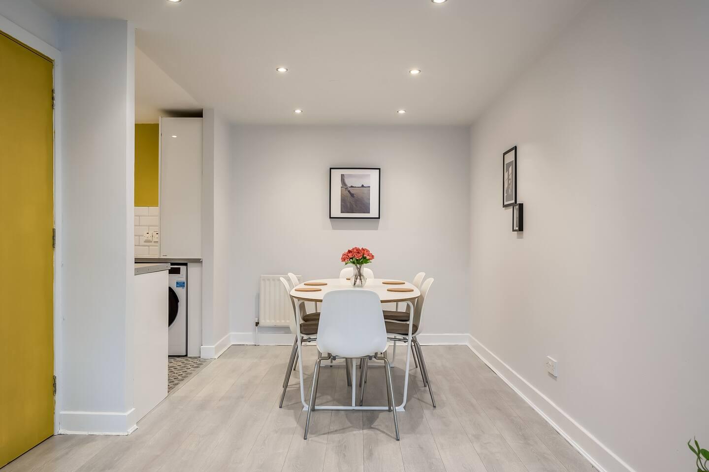 Belfast City apartment with free parking!3