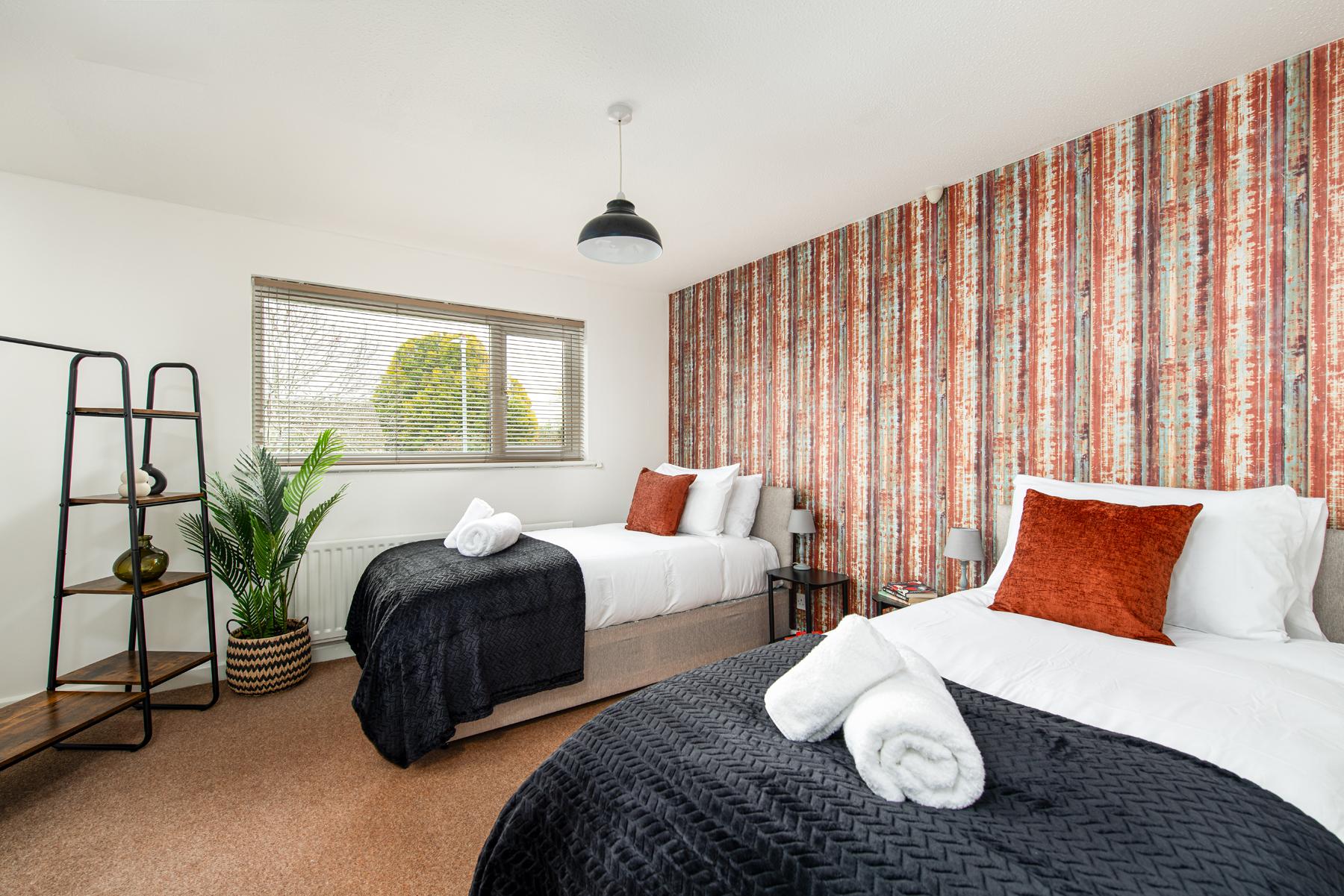 Business & Group Stays-Sleeps 9-Parking & Garden