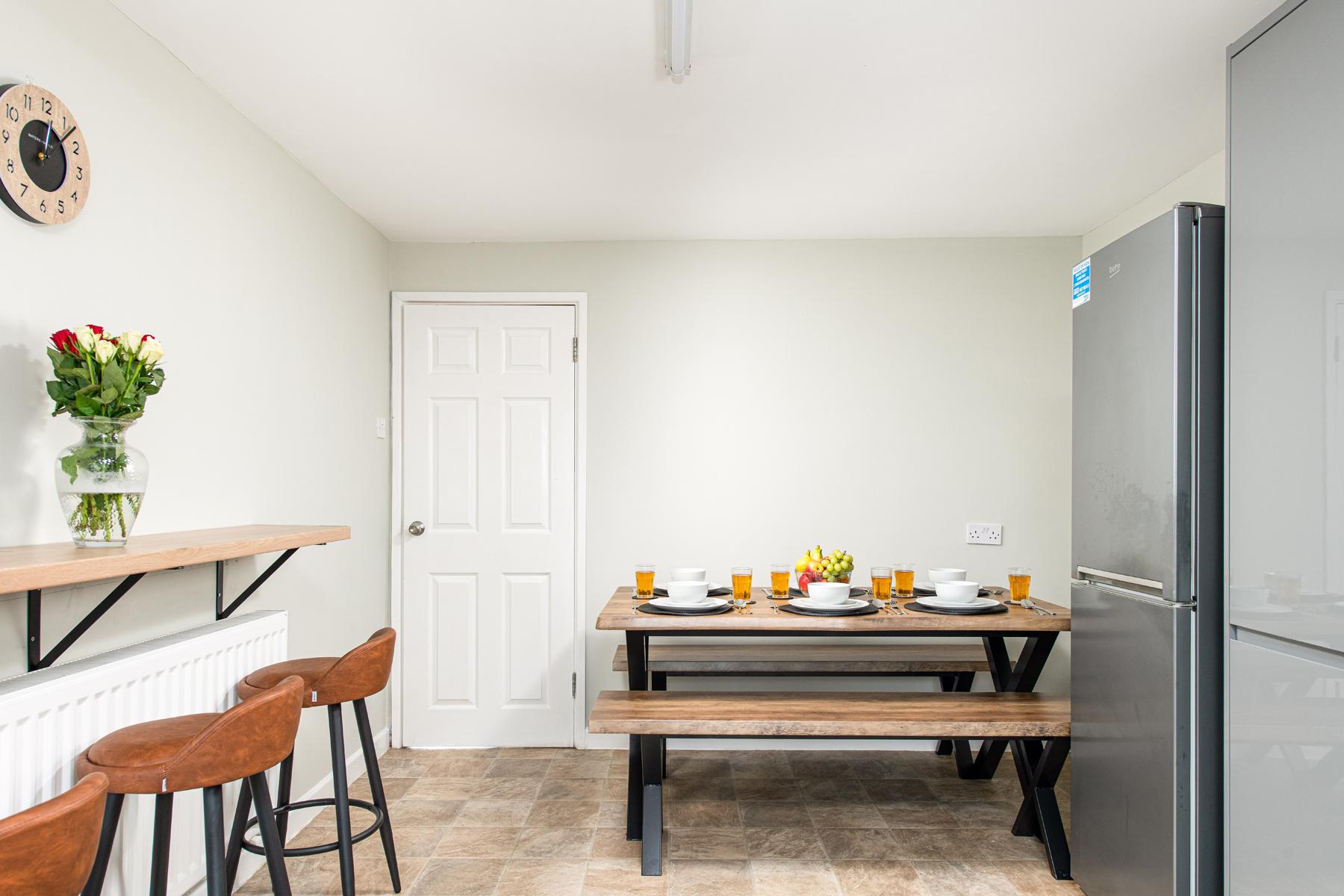 Business & Group Stays-Sleeps 9-Parking & Garden5