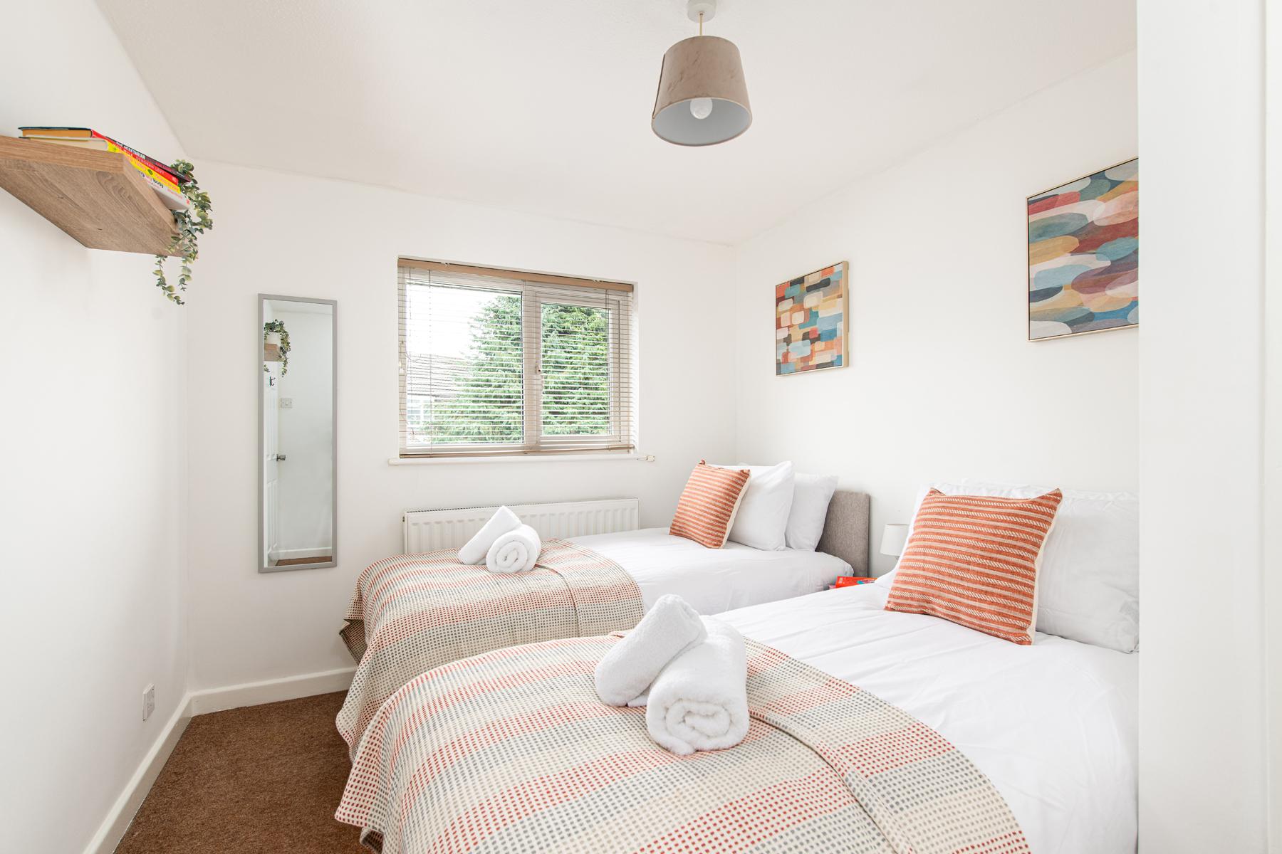 Business & Group Stays-Sleeps 9-Parking & Garden4