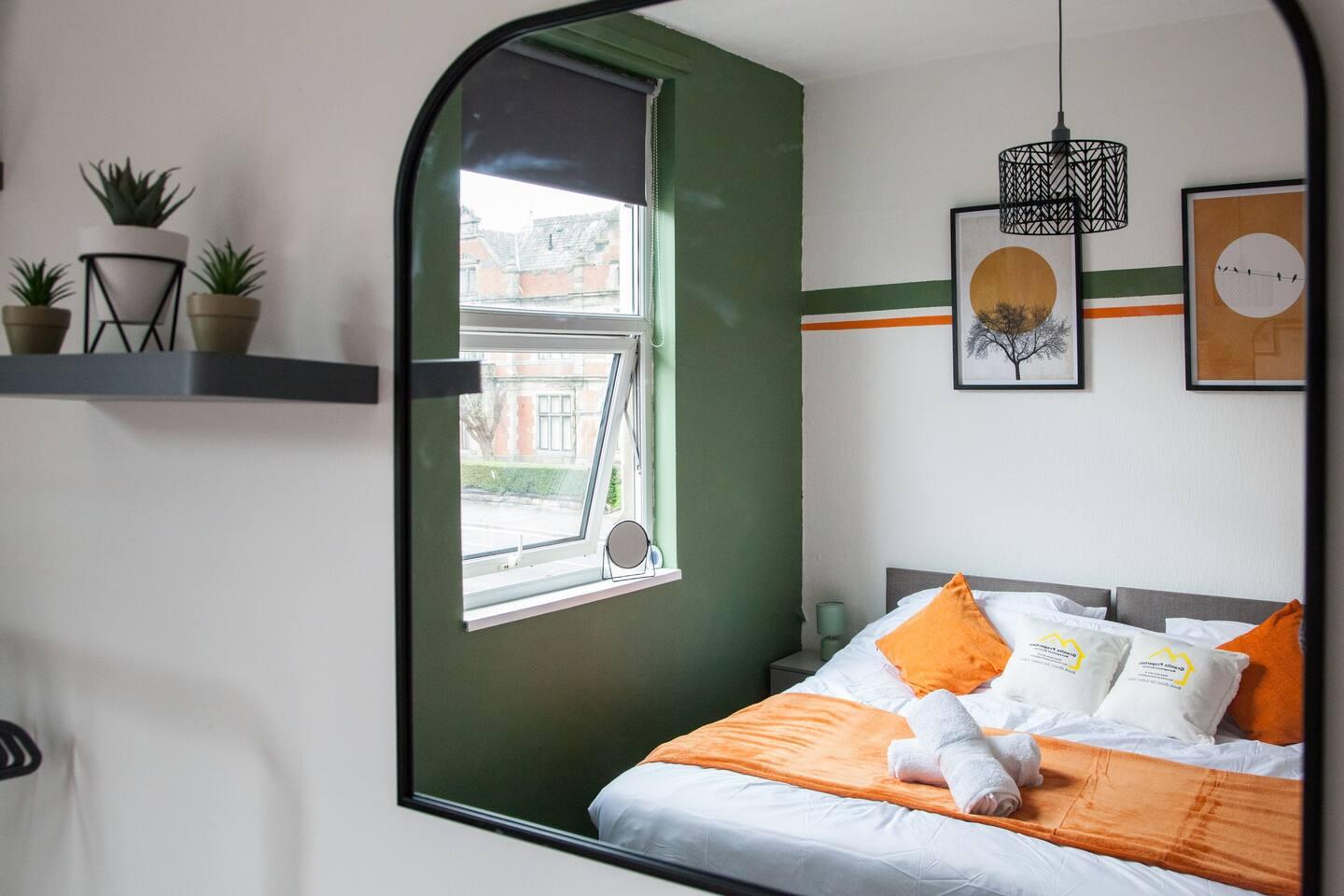 Luxurious and Roomy 2-BD Apartment: Free Parking4