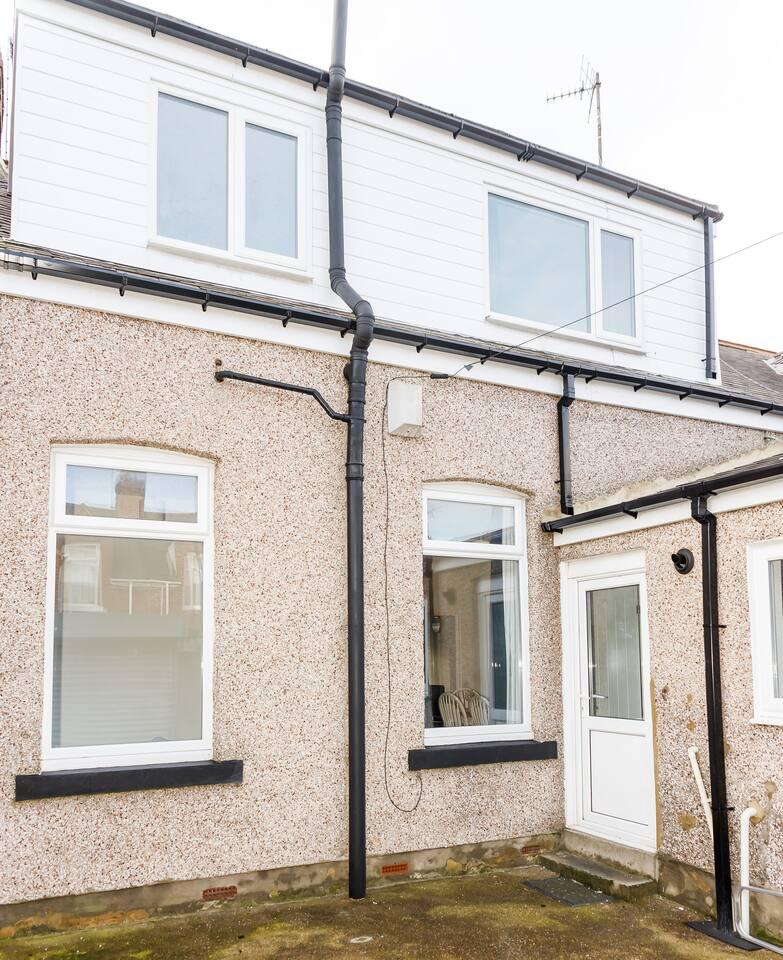 Huge 5Bed Nr Nissan&CrownWorks WIFI & Parking2