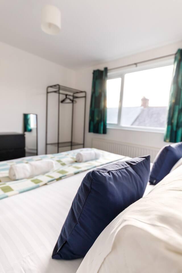 Huge 5Bed Nr Nissan&CrownWorks WIFI & Parking5