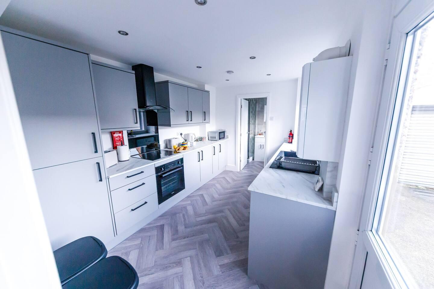 Huge 5Bed Nr Nissan&CrownWorks WIFI & Parking6