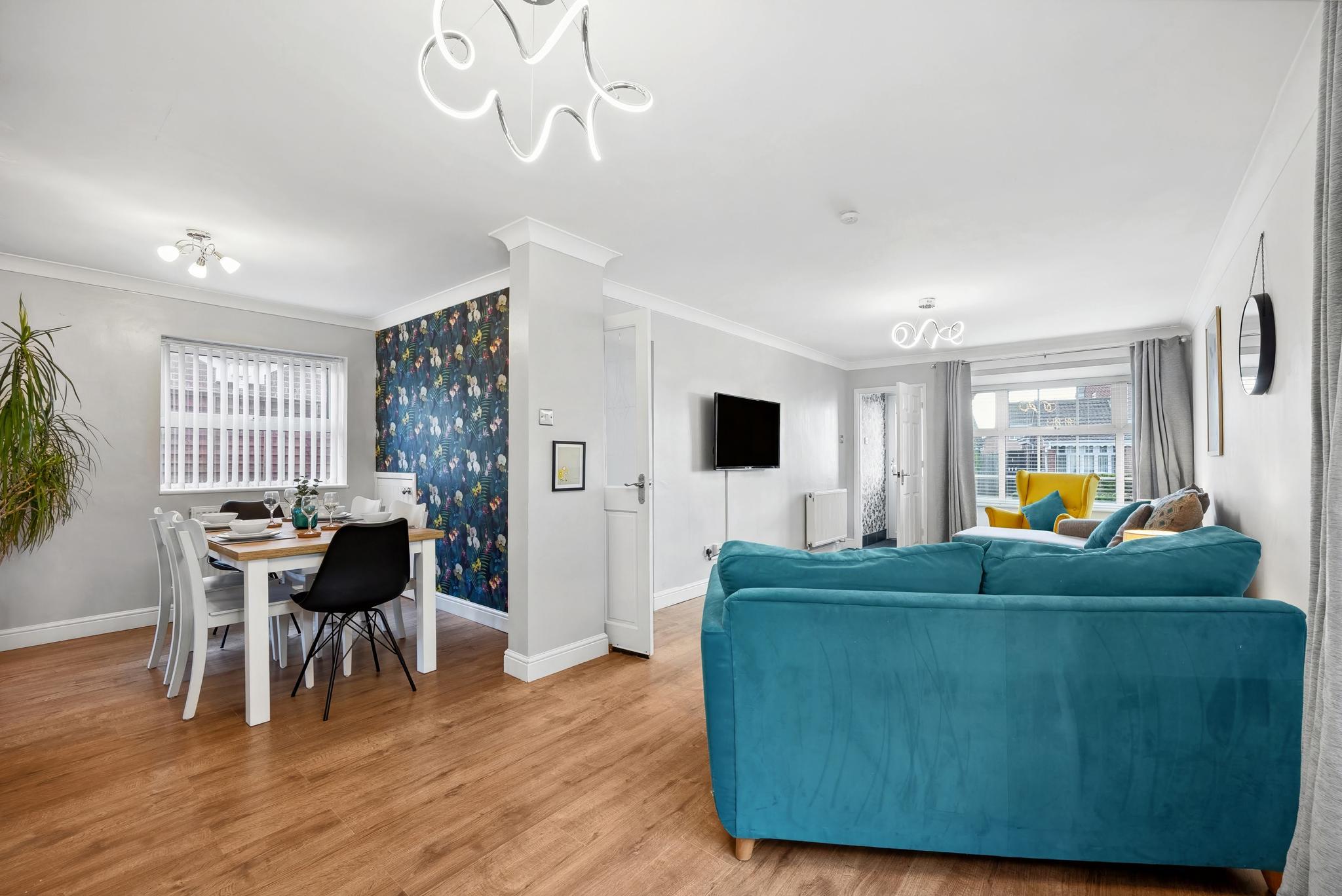 Denshaw House · 4 BD · 2 Bath · Parking5