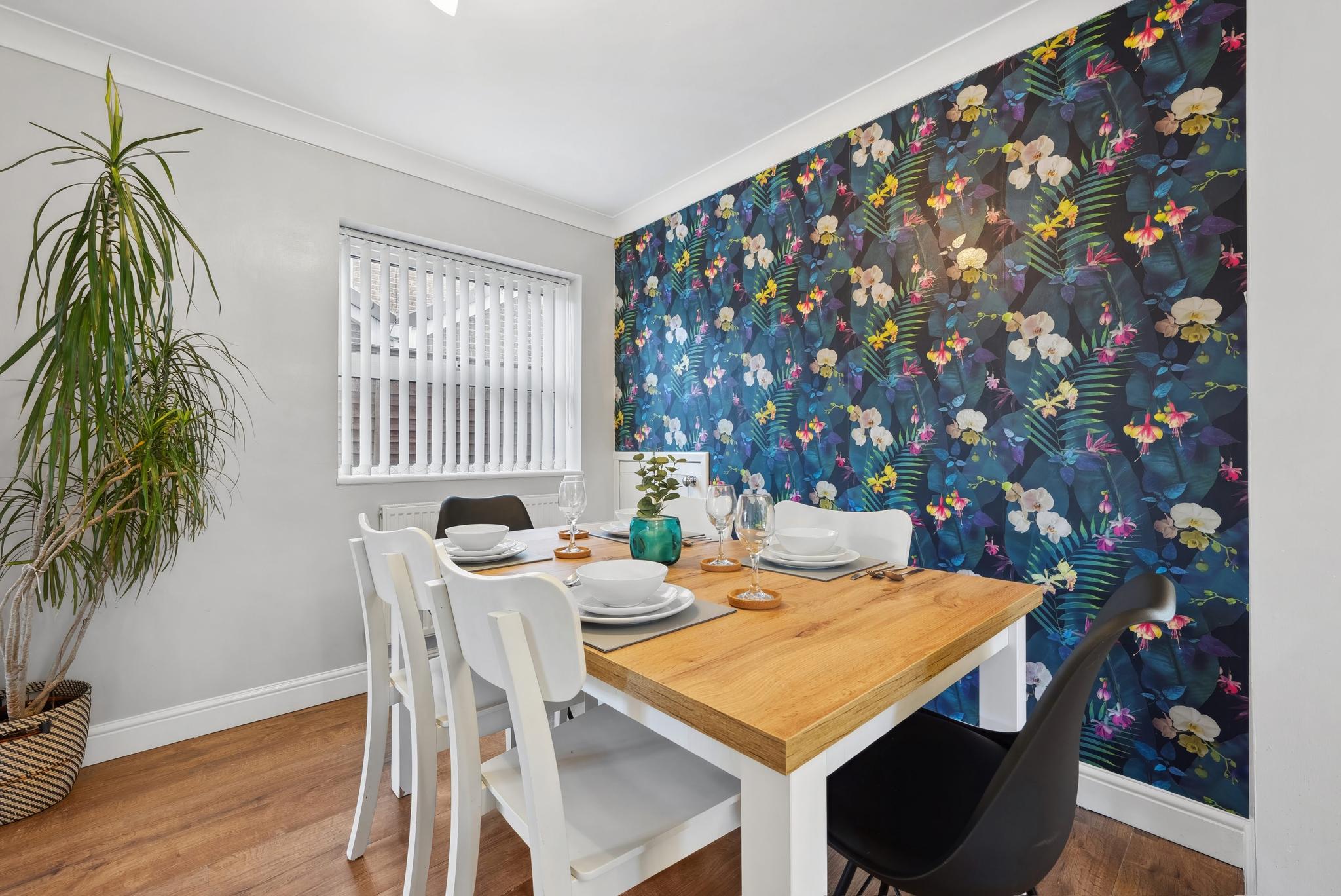 Denshaw House · 4 BD · 2 Bath · Parking6