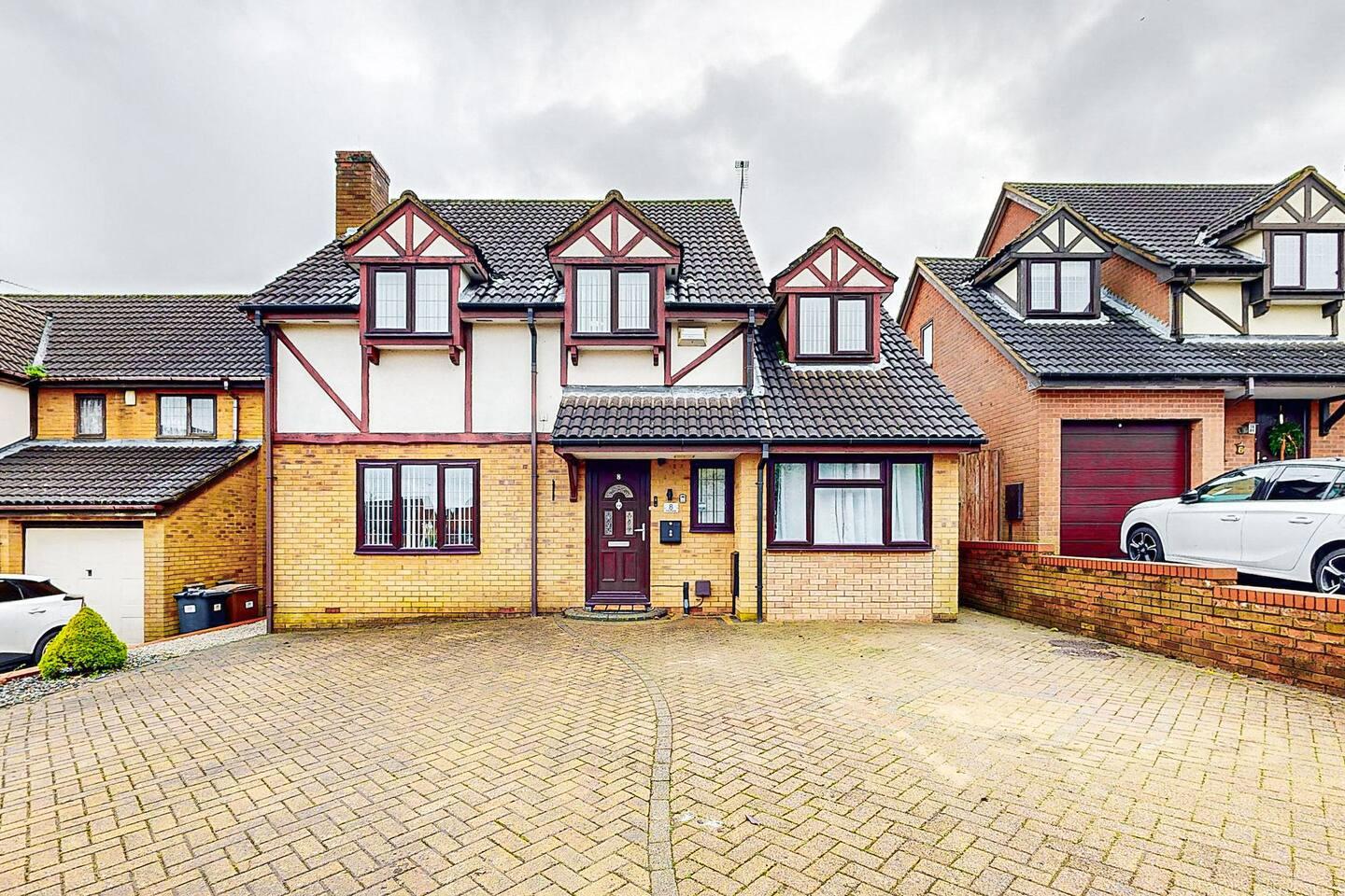 Modern Home, Sleeps 8, Parking