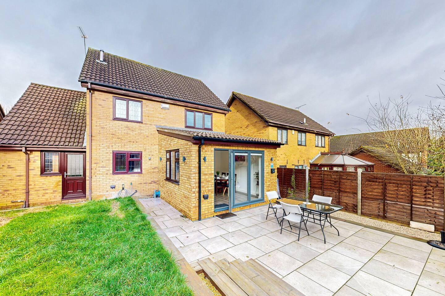 Modern Home, Sleeps 8, Parking2