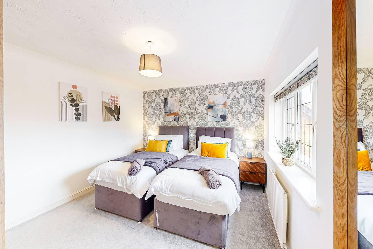 Modern Home, Sleeps 8, Parking4