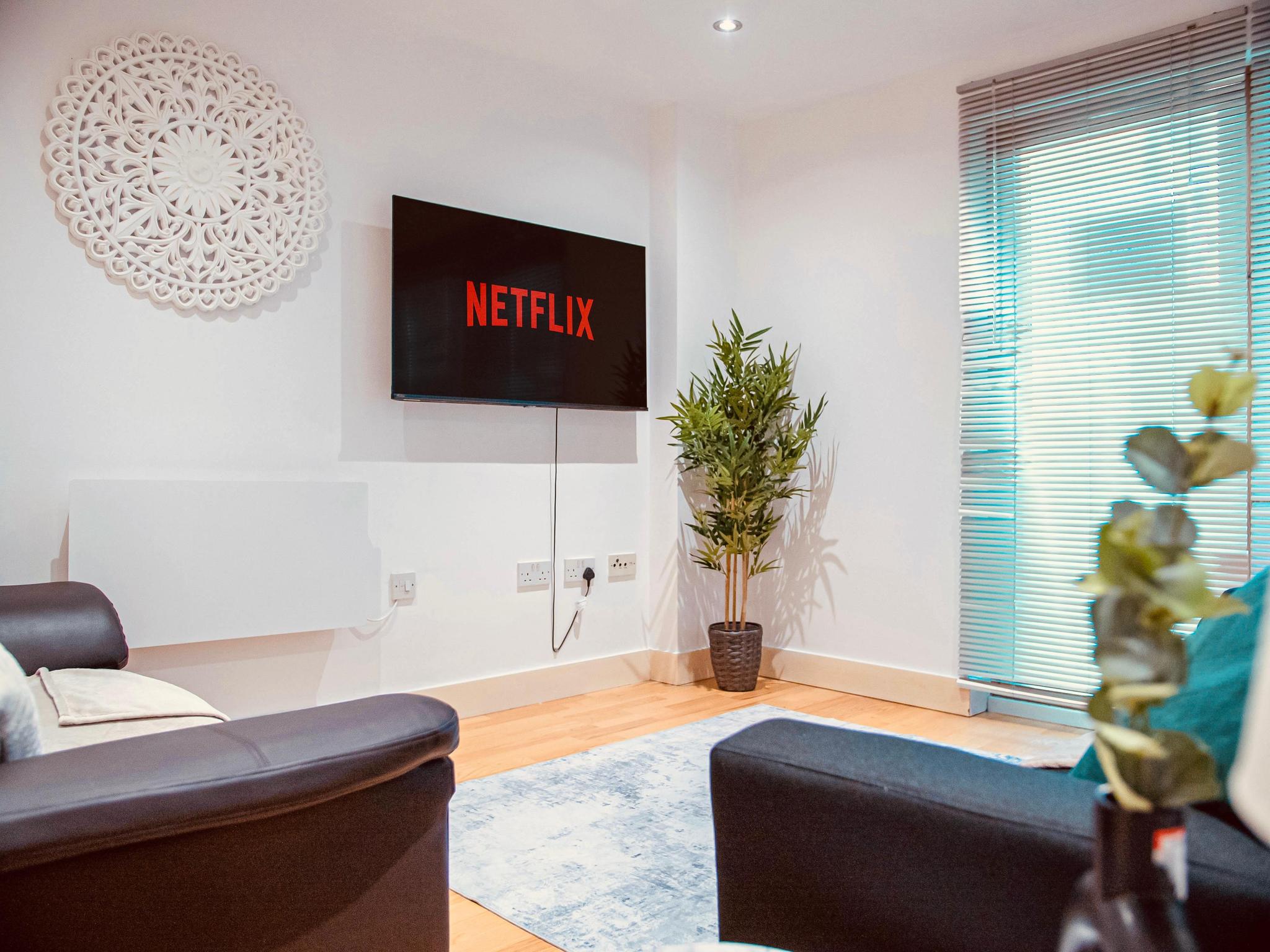 2 Bed Apart by Leeds Dock with Balcony River View2