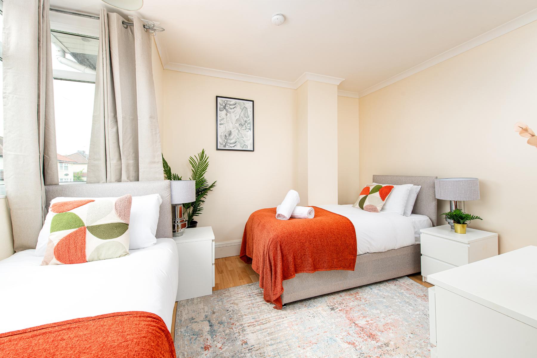 Business & Group Long Stays-Sleeps7-Parking+Garden2