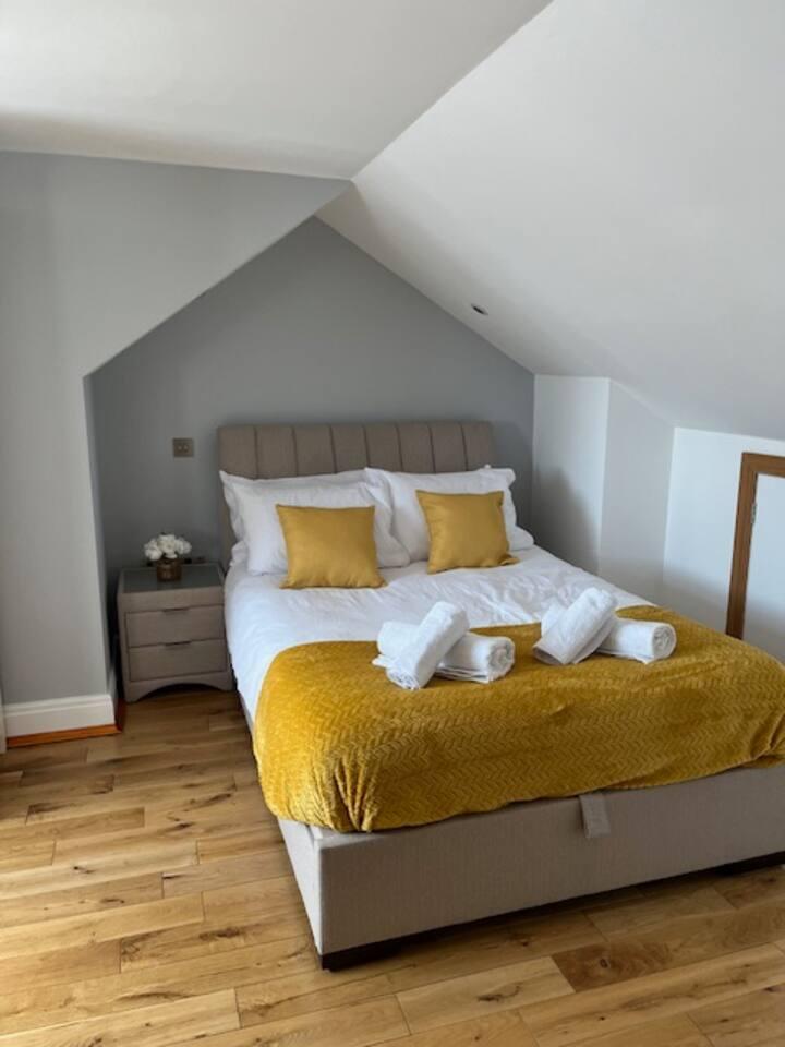 Spacious 3 bedroom home near Enfield Town4