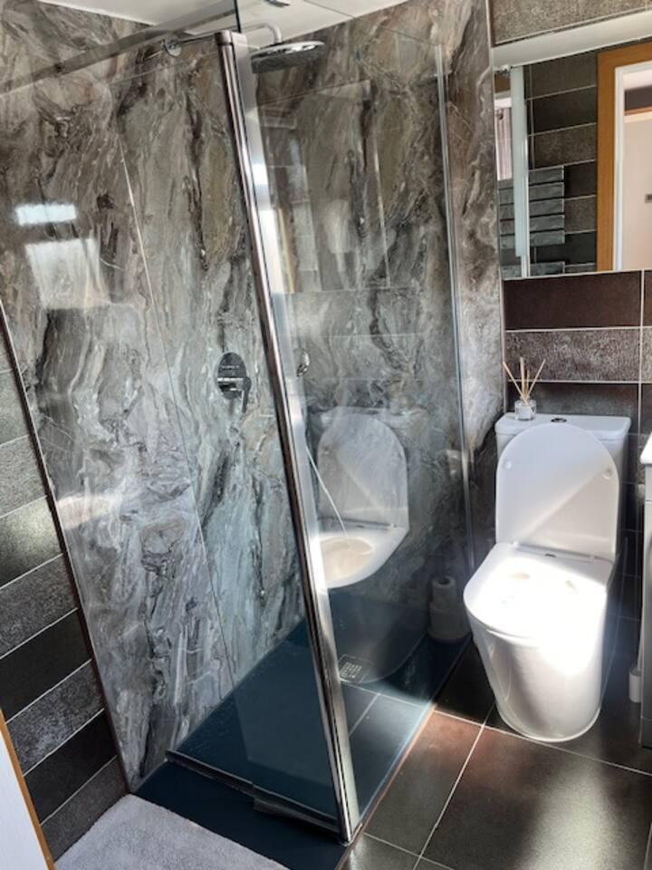 Spacious 3 bedroom home near Enfield Town6