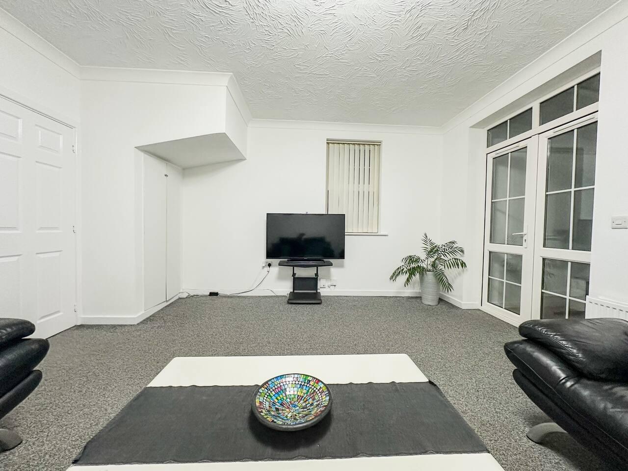 Oakwood House | Sleeps 11 | Work & Leisure|Parking5