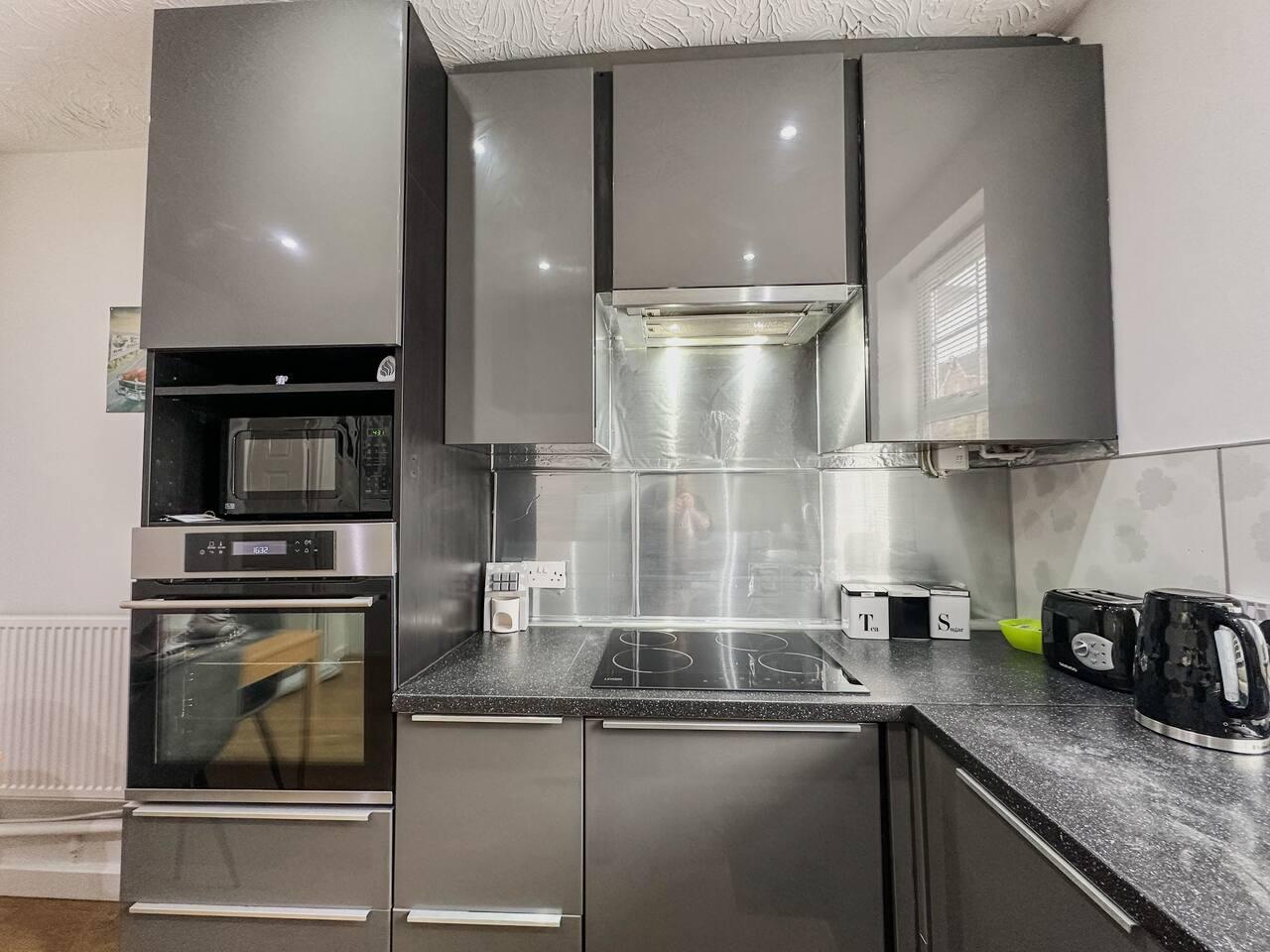 Oakwood House | Sleeps 11 | Work & Leisure|Parking6