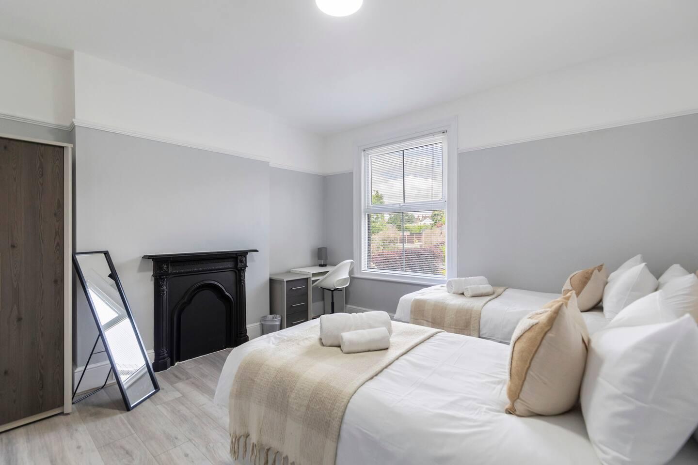 Large House & Garden Central Gravesend Kent2