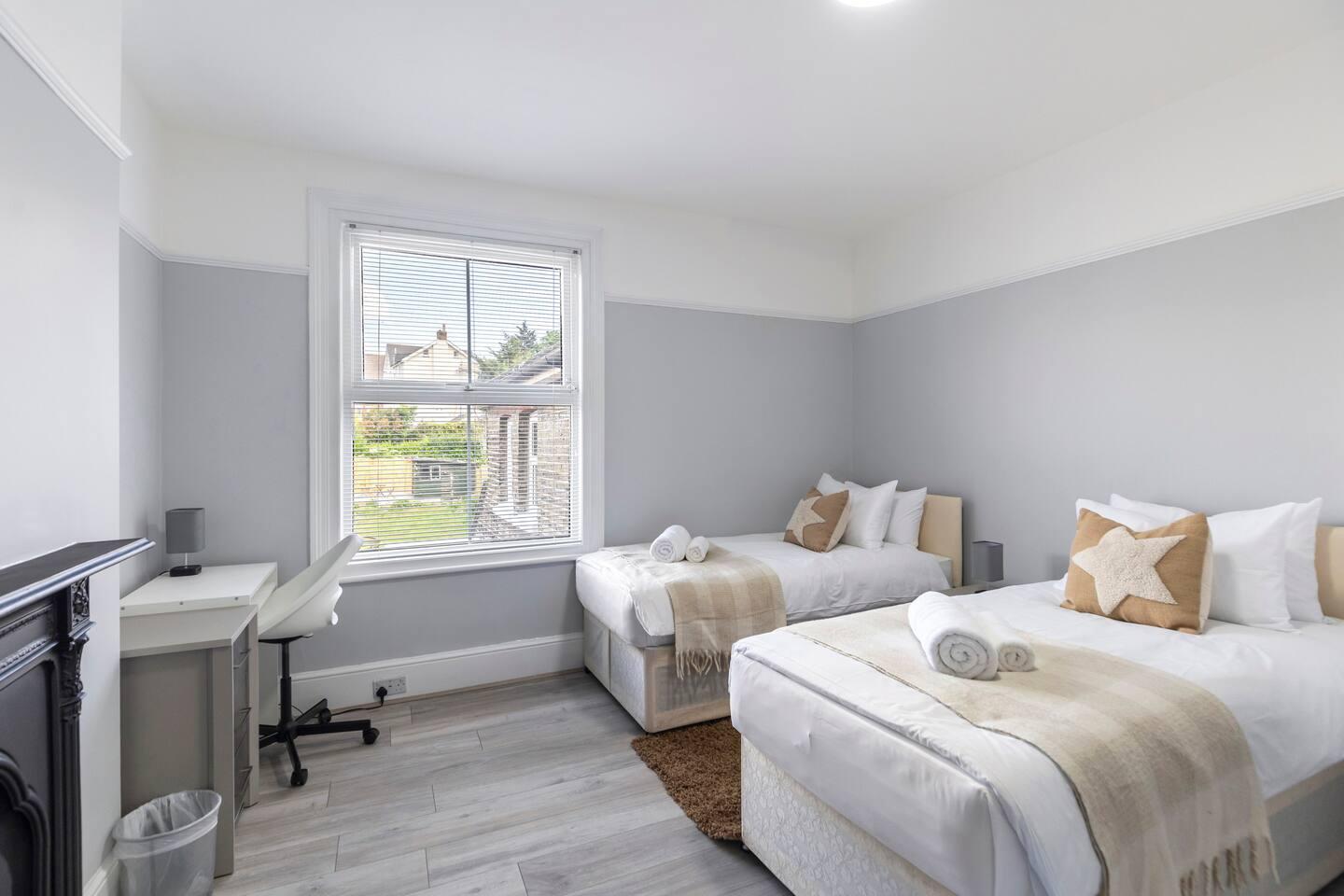 Large House & Garden Central Gravesend Kent4