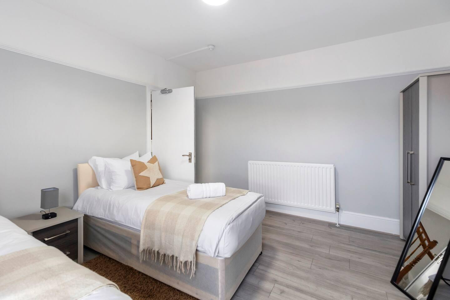 Large House & Garden Central Gravesend Kent5