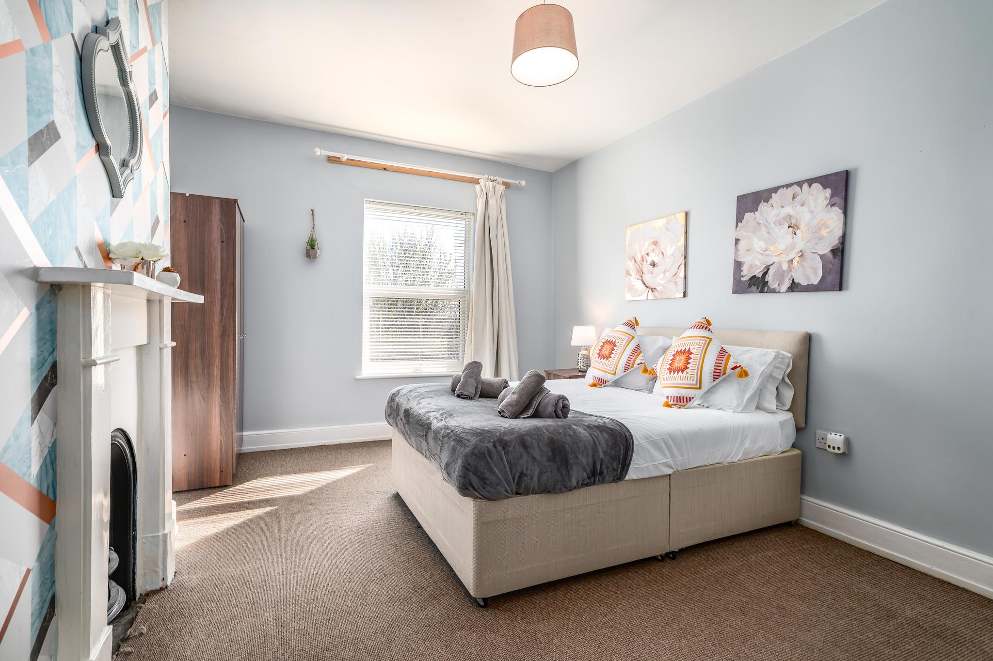 Modern 6BR w/ Parking | Bedford2