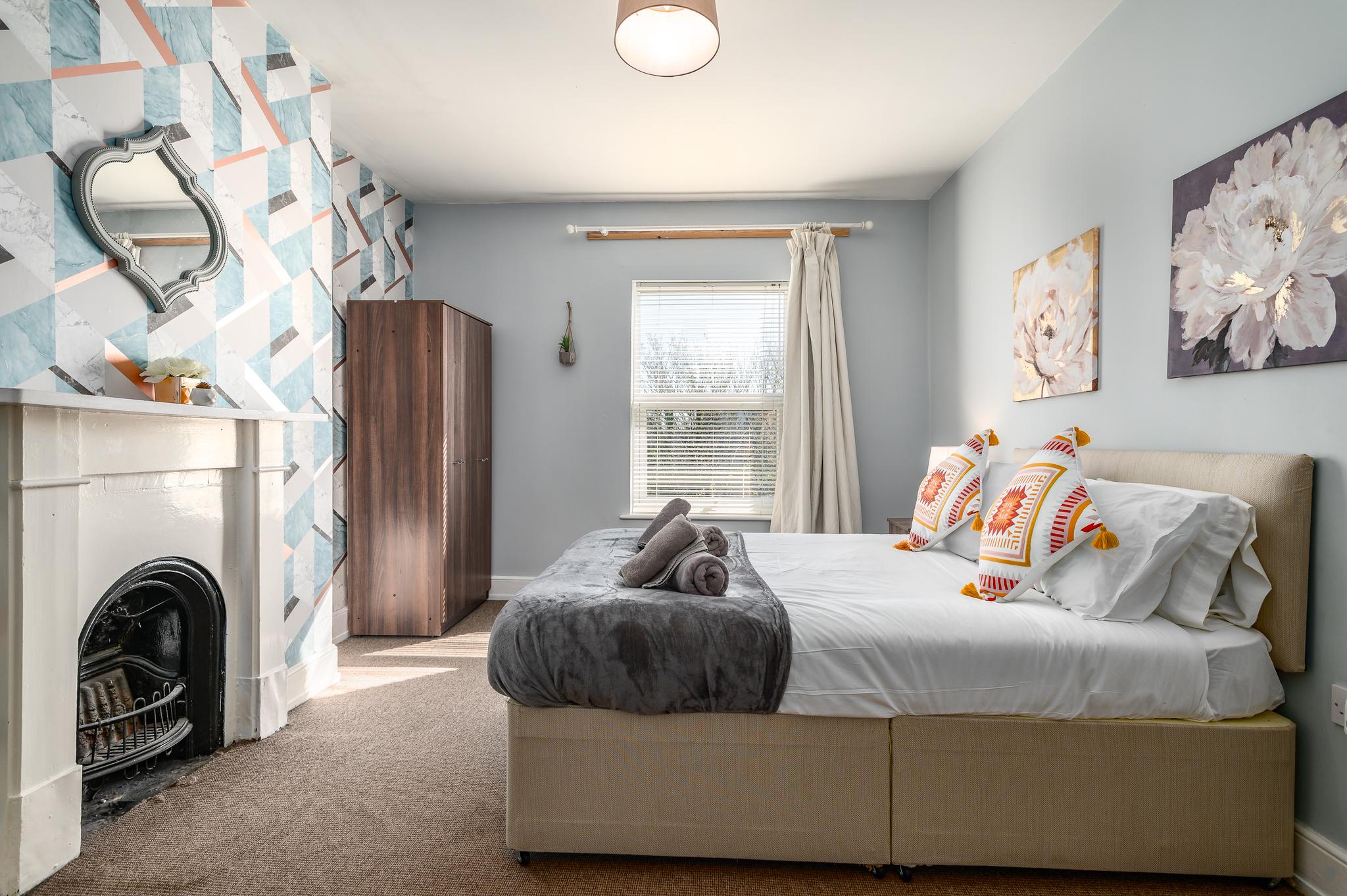 Modern 6BR w/ Parking | Bedford3