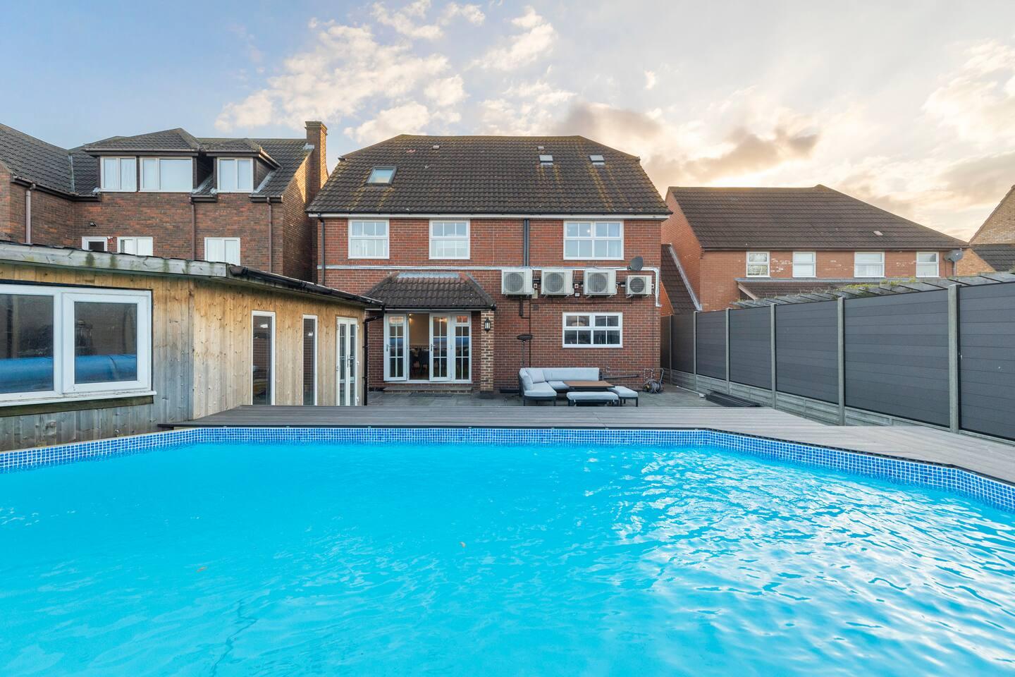 Large House Essex beach with Pool-Hot tub & Gym