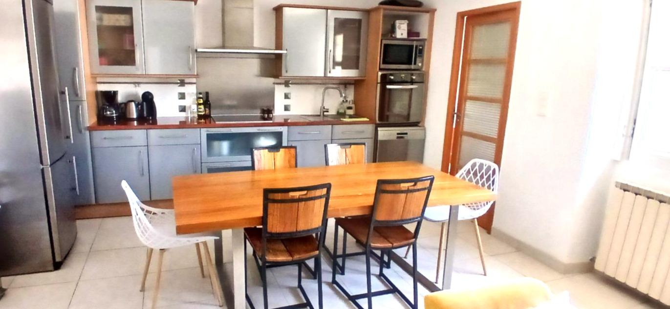 Central, cosy & spacious appt - 5 double Bedrooms3