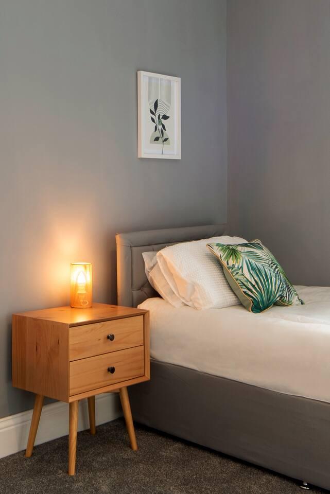 3Bed Sleeps 6 - Nr Hospital Parking & WiFi3