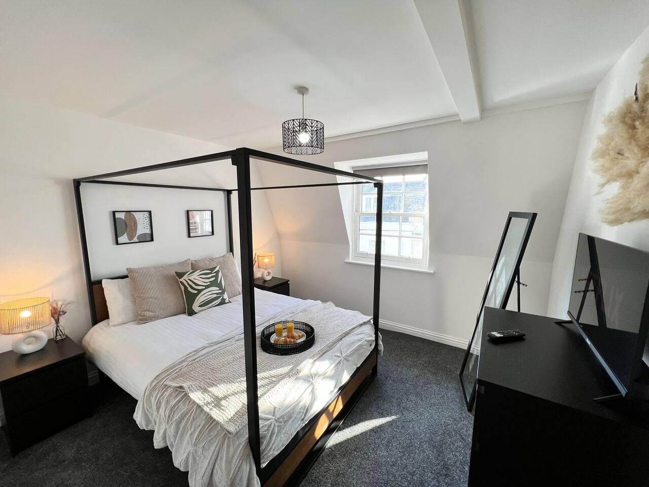 Penthouse Near Beach • Private Rooftop & Parking4