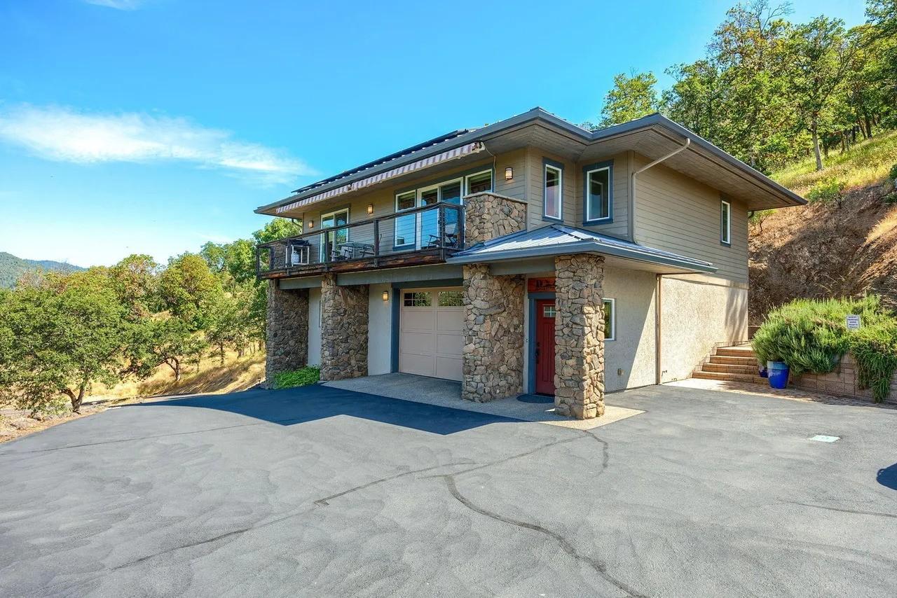 Rogue River Guesthouse - River and Whitewater Views!