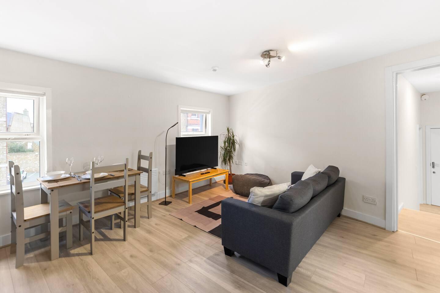 Herne Bay Pier Gem 30 seconds From the Coast