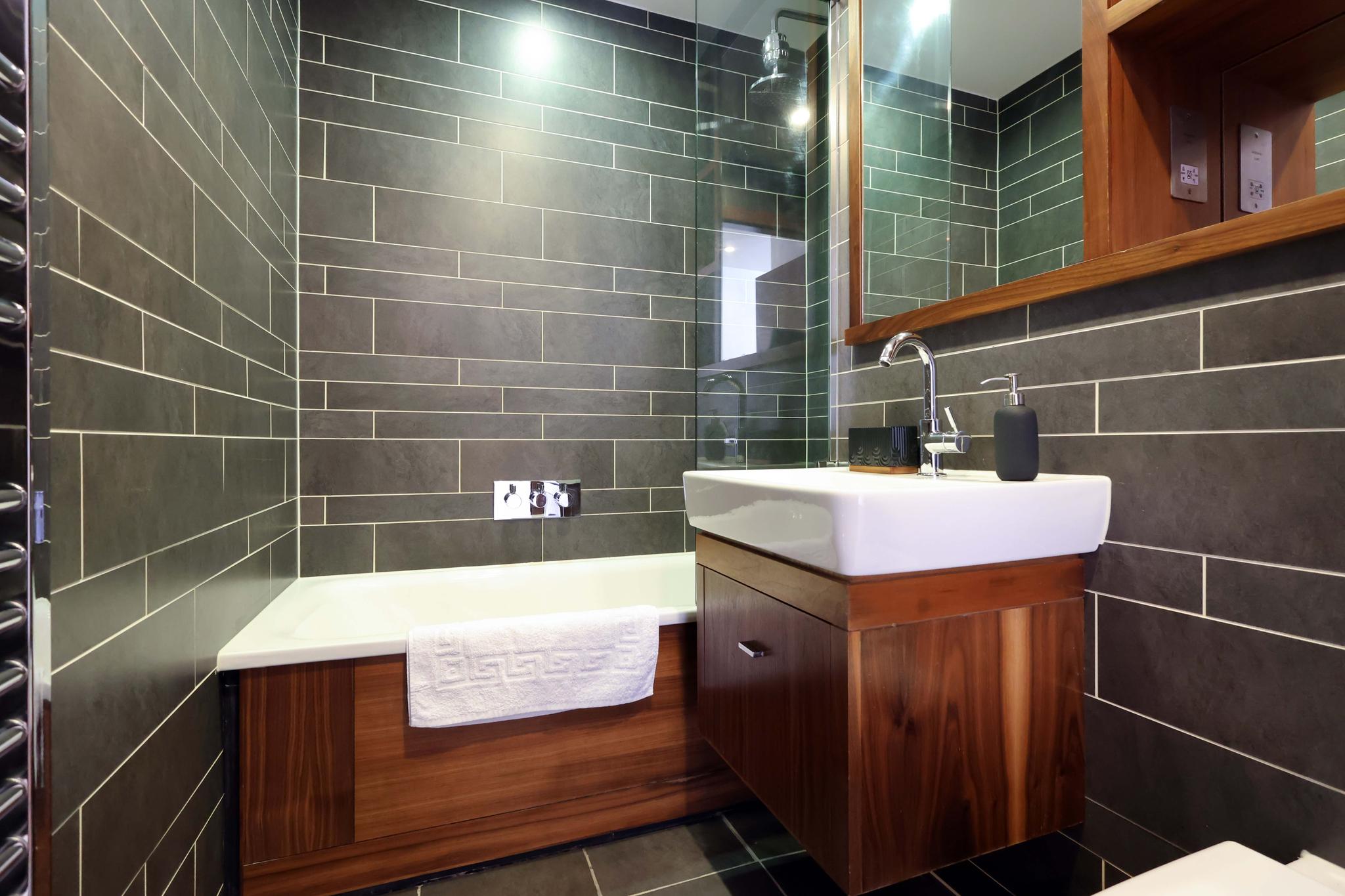 Central Apt-Parking-2Bed-2Bath-By FabAccommodation3